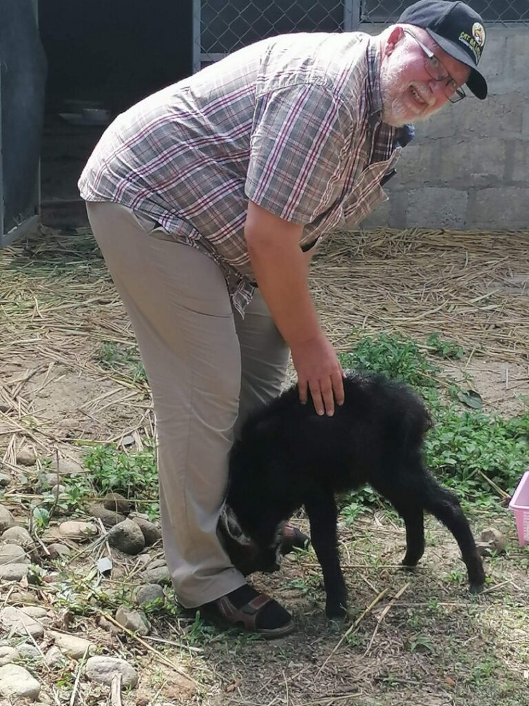 Prezes Zoo Wrocław Radosław Ratajszczak z młodym serau w Parku Narodowym Bach Ma w Wietnamie